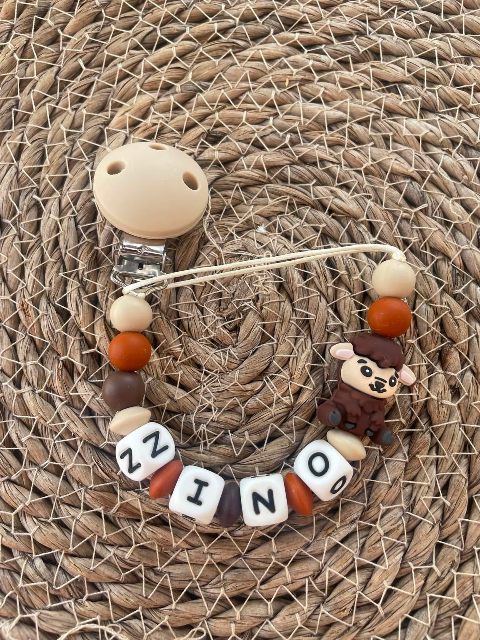 Attache tétine personnalisée mouton